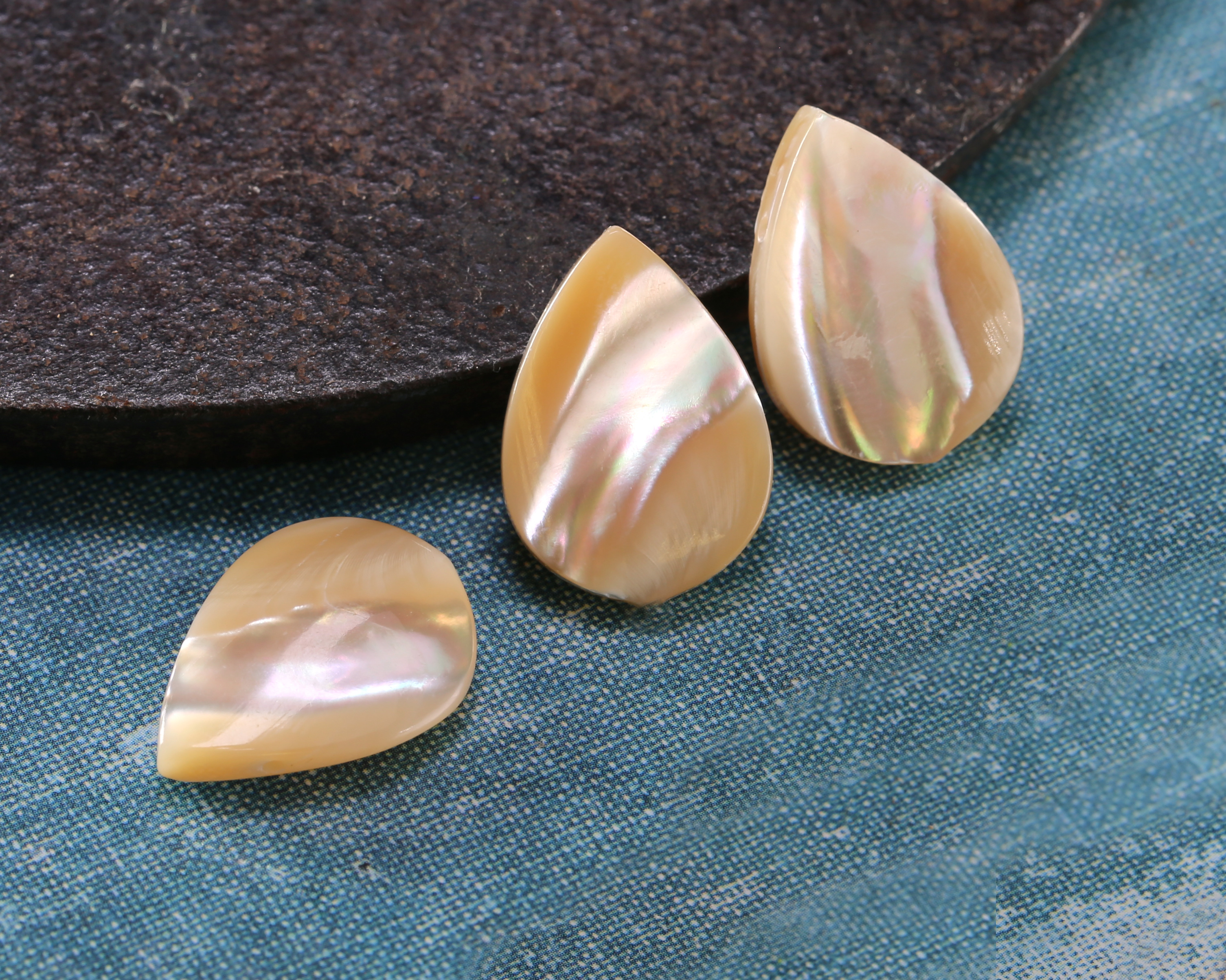 Natural Mother of Pearl Puff Teardrop 13x18mm