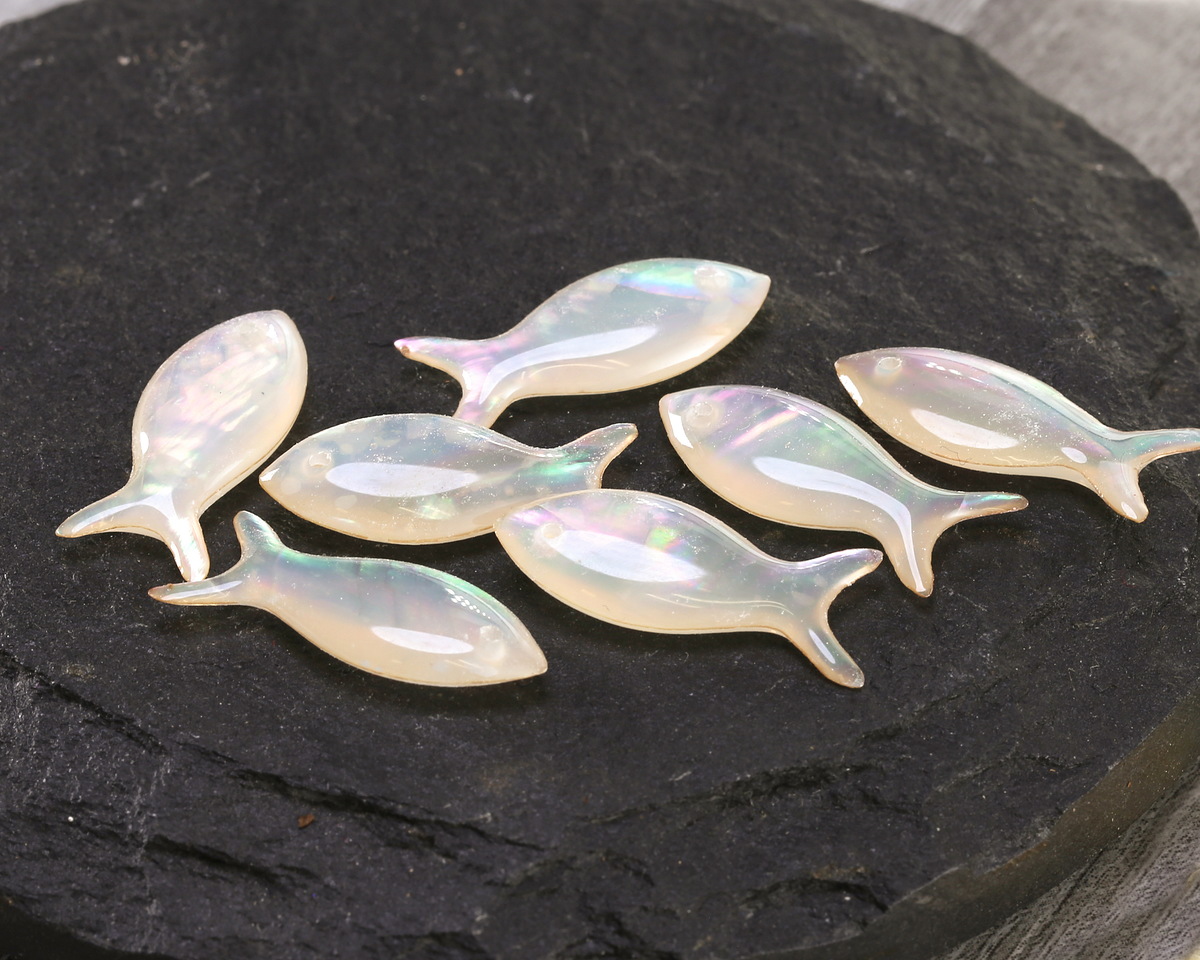 White Resin & Shell Fish Focal 10x24mm