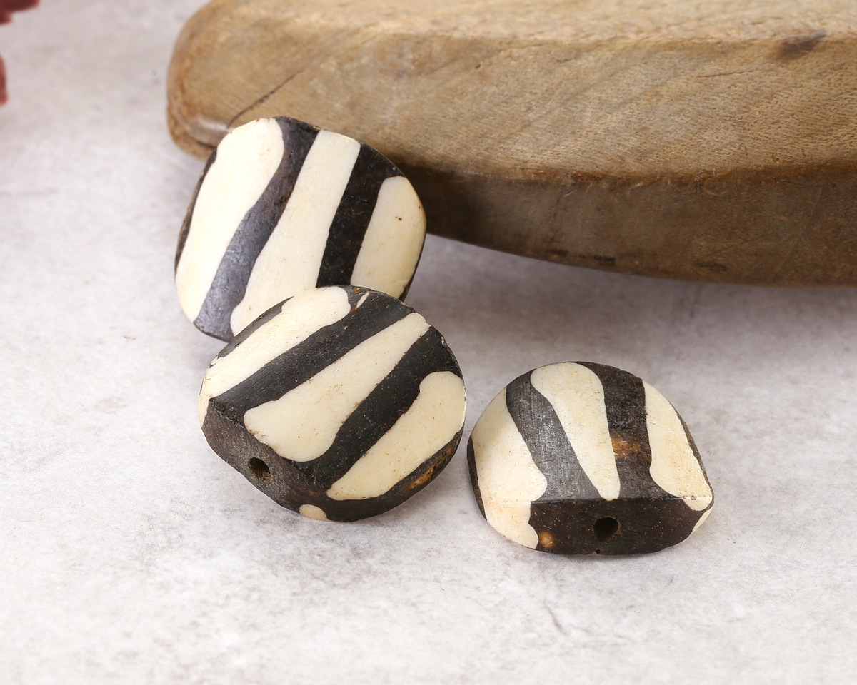 African Batiked Bone Bands Tile 19-22x20-23mm