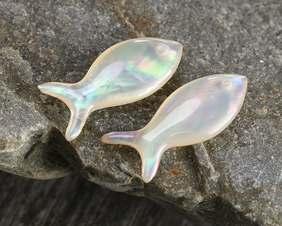 White Resin & Shell Fish Focal 10x24mm