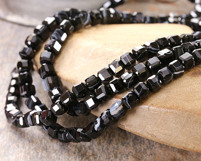 Black Sardonyx Faceted Cube 4mm