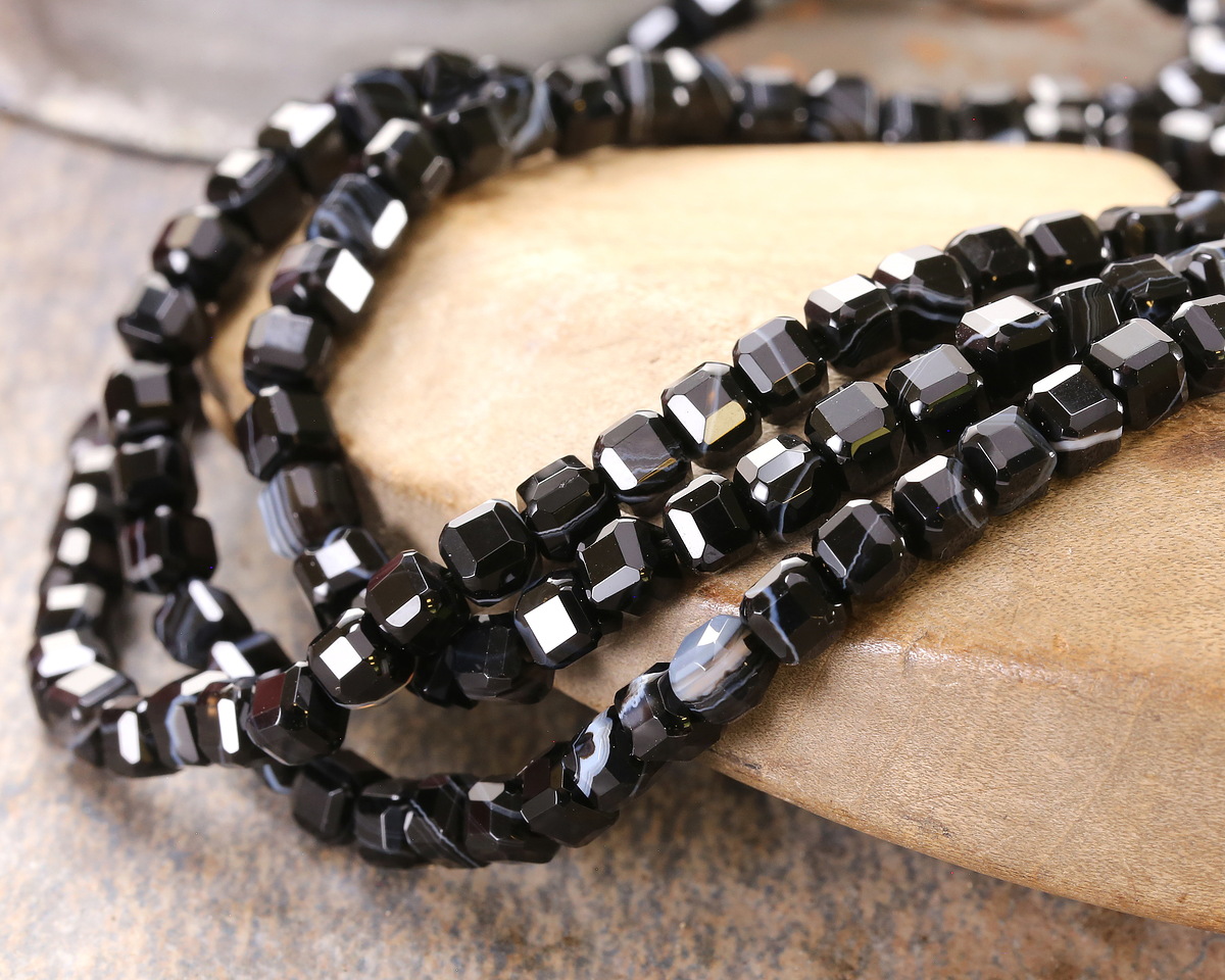Black Sardonyx Faceted Cube 4mm