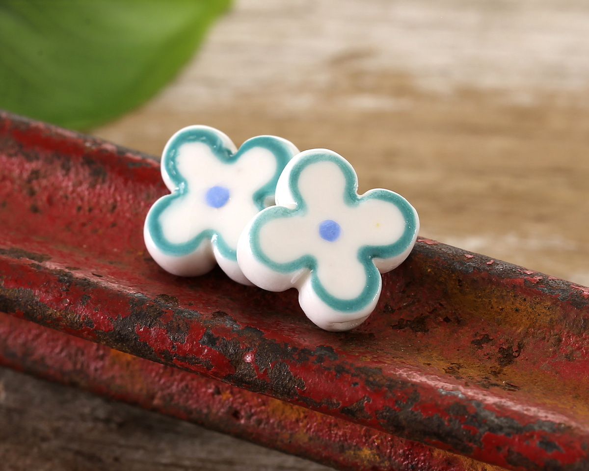 Turquoise Rimmed w/ Lake Blue Dot Porcelain Flower 15mm
