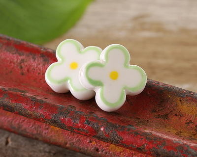 Green Rimmed w/ Yellow Dot Porcelain Flower 15mm