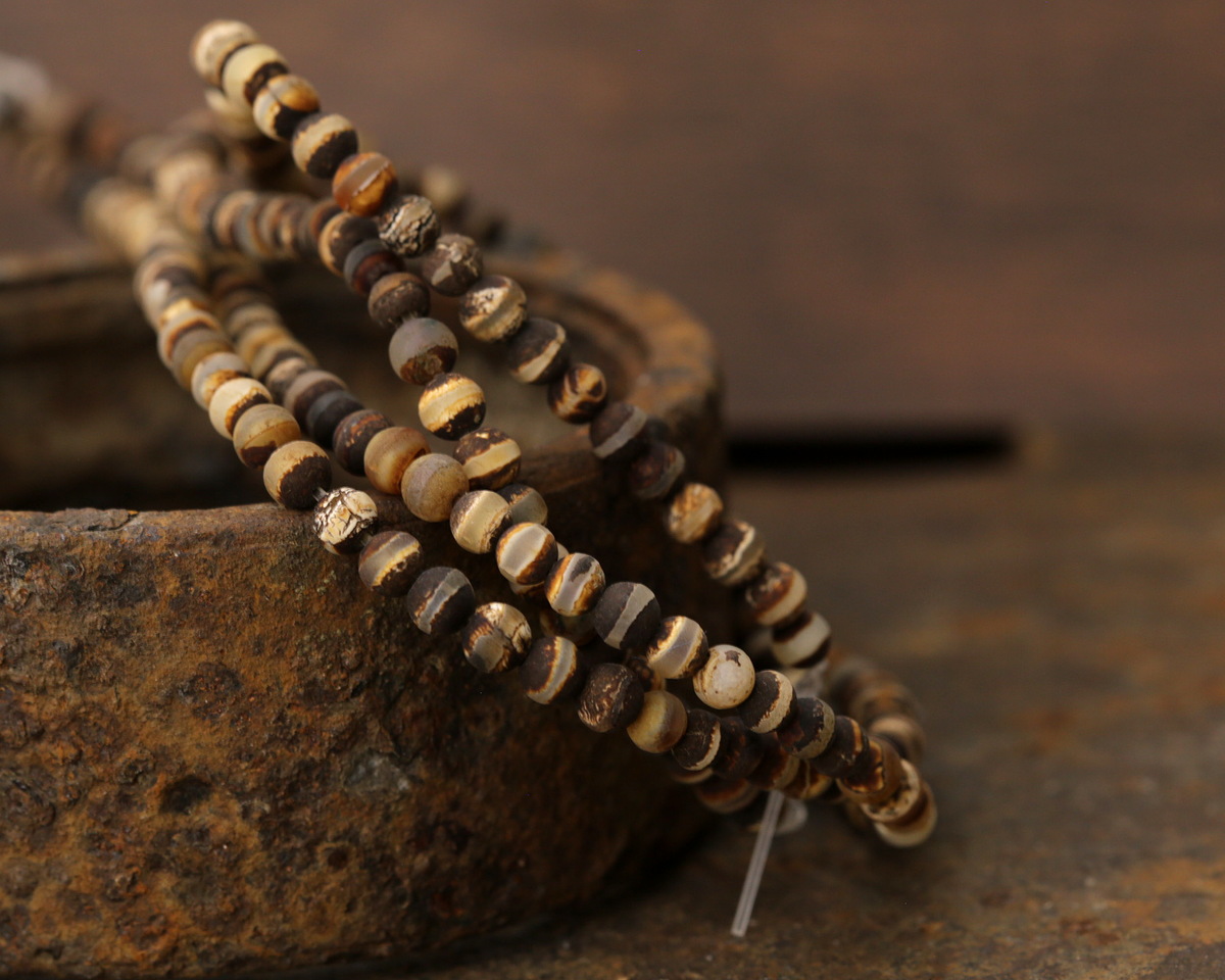 Tibetan (Dzi) Agate Matte Dark Banded Round 4mm