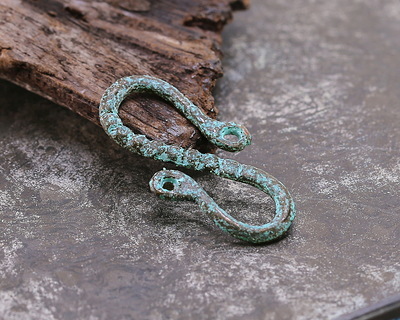 Mykonos Copper (plated) Patina Pebbles S-Hook 24x12.5mm