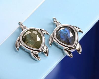 Labradorite (A) w/ Silver Finish Sea Turtle Focal 15x19mm