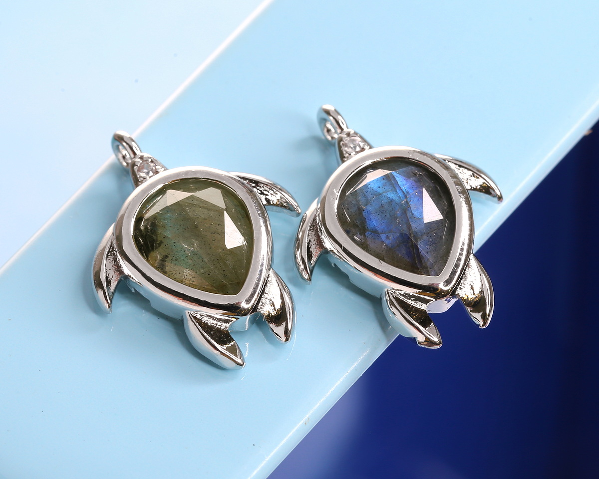 Labradorite (A) w/ Silver Finish Sea Turtle Focal 15x19mm