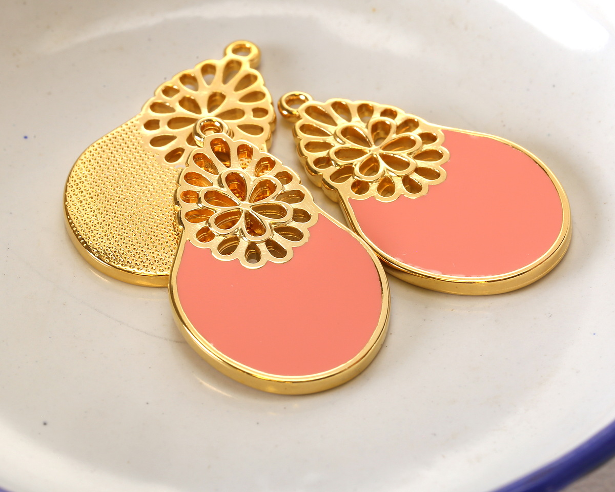 24K Gold (Plated) Coral Enamel Oval w/ Daisy Focal 21x35mm